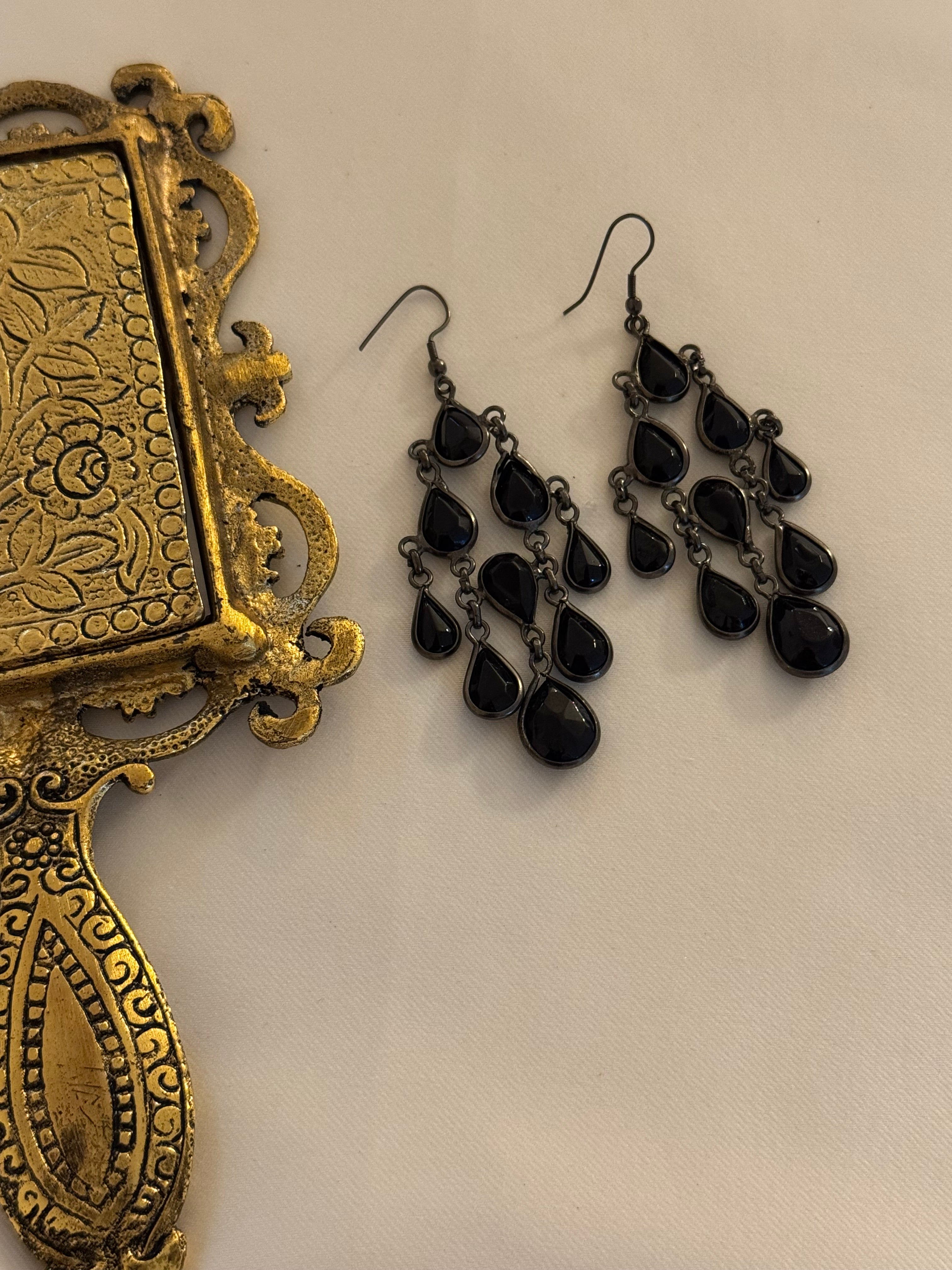 crystal earrings (black)